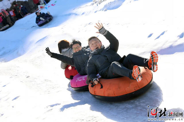 游客在老君顶滑雪场体验冰雪项目。见习记者赵新宇摄