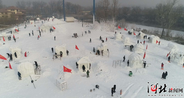 中国·北戴河首届大学生雪雕大赛落户北戴河艺术村落。