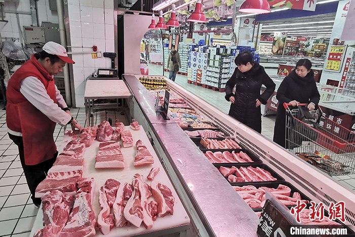 山西太原，超市工作人员分解猪肉。 <a target='_blank' href='http://www.chinanews.com/'>中新社</a>记者 张云 摄