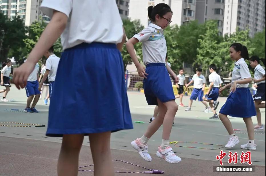 "资料图：6月8日，北京丰台第五小学鸿业校区的学生们在操场上体育课。当日，北京市小学四、五年级的学生正式返校复课。<a