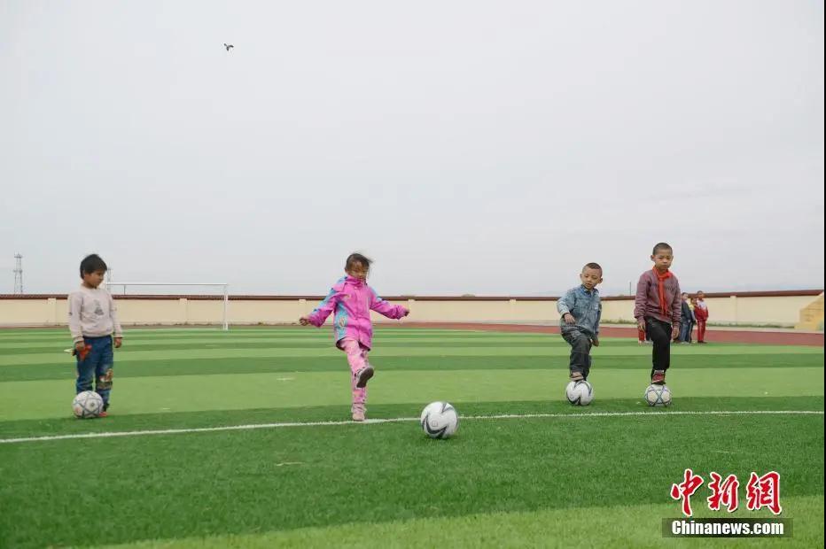 "资料图：呼和浩特市太平庄村的太平庄小学学生在操场踢球。
