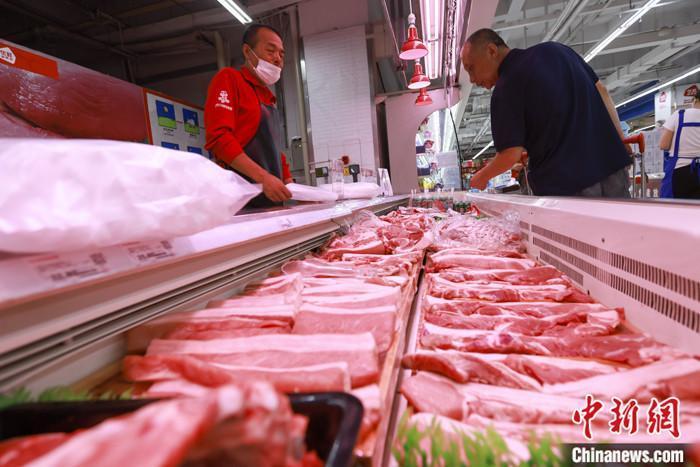 资料图：山西太原一超市，消费者在选购猪肉。 <a target='_blank' href='http://www.chinanews.com/'>中新社</a>记者 张云 摄