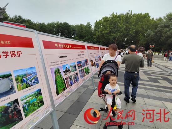 正定县居民在子龙广场观看“古城保护成果记实展”。人民网祝龙超摄
