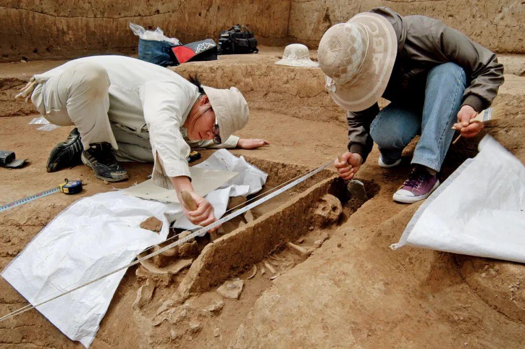  2010年，河南二里头遗址考古人员为墓葬绘图。图/社科院考古所二里头考古队