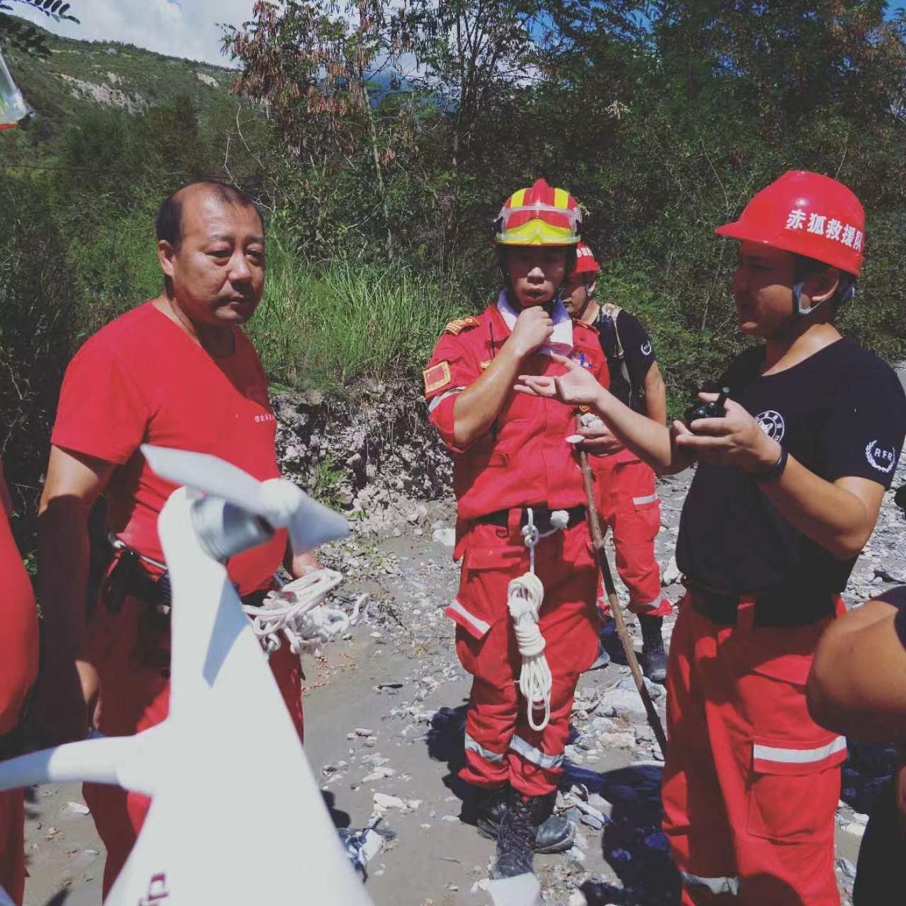 图为2017年，文安县赤狐应急救援队深入四川九寨沟地震灾区开展救援行动。董悦摄