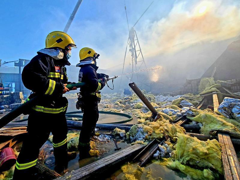图为永清县樱花路消防救援站正在扑救库房火灾。杨万军摄