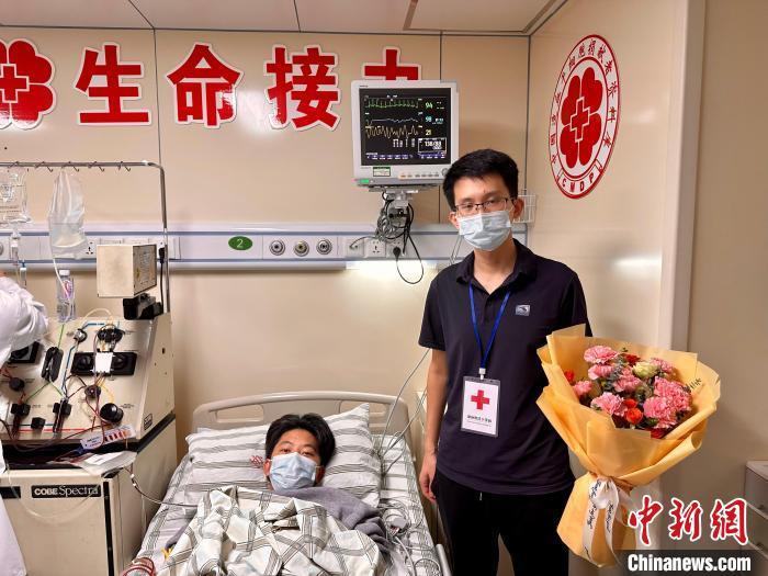 杜颖鑫(左)与福建省漳州市红十字会工作人员合影。　薛昀 摄