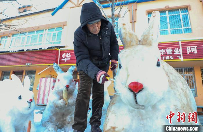 雪雕兔成“网红”新疆大叔21年用雪雕传扬生肖文化