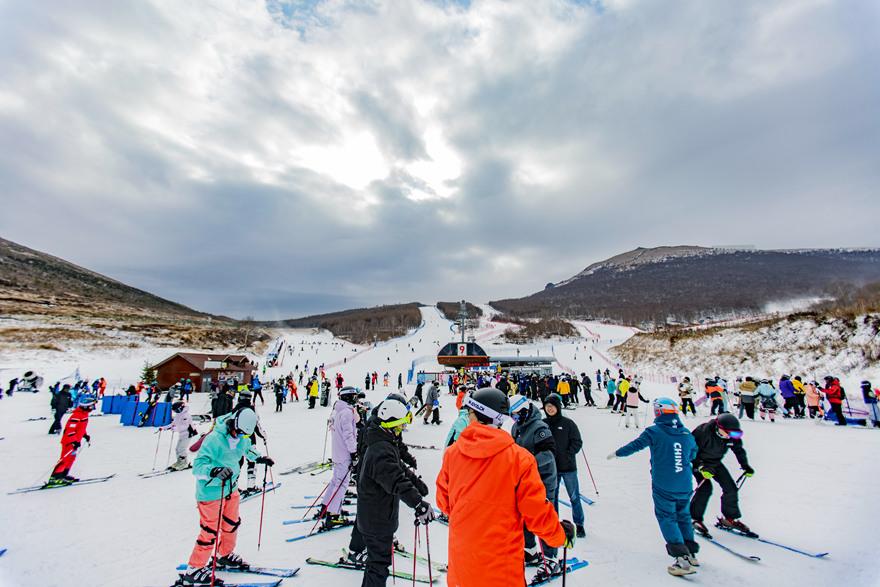 河北省张家口市崇礼滑雪场内人头攒动。 受访者供图
