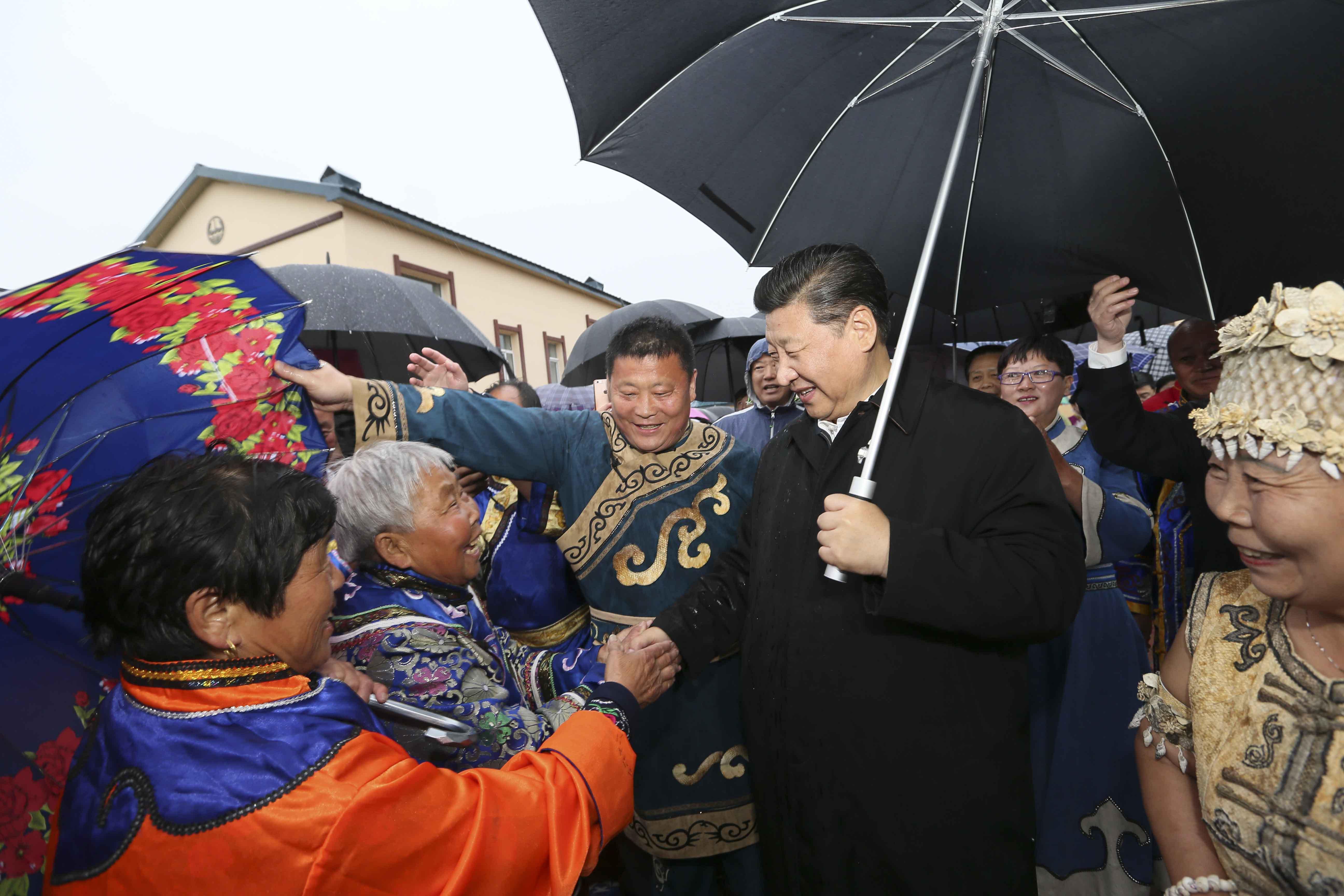 2016年5月24日，习近平总书记在黑龙江省佳木斯市同江市八岔赫哲族乡八岔村冒雨与村民们交谈。 