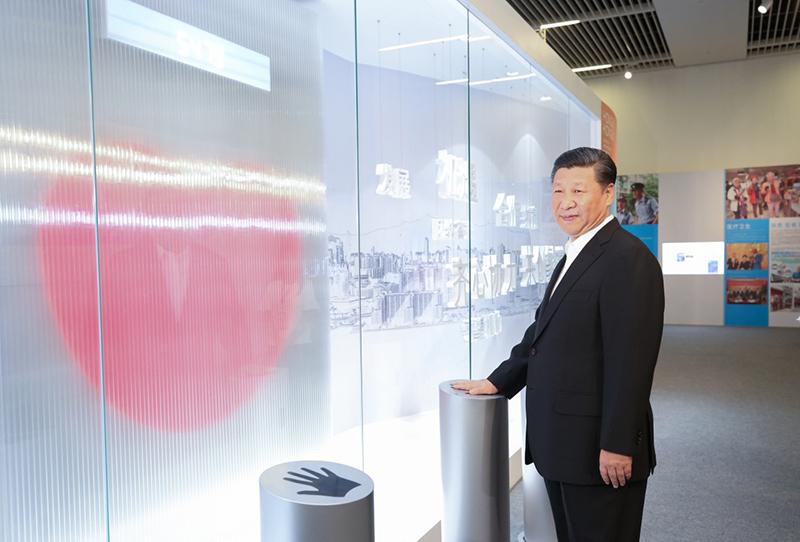 2017年6月26日，习近平总书记在国家博物馆参观香港回归祖国20周年成就展。这是总书记按下“同心圆”互动装置的触摸板。