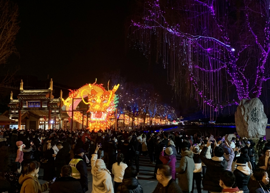 游客打卡北京什刹海巨龙花灯。人民网记者 刘颖颖摄