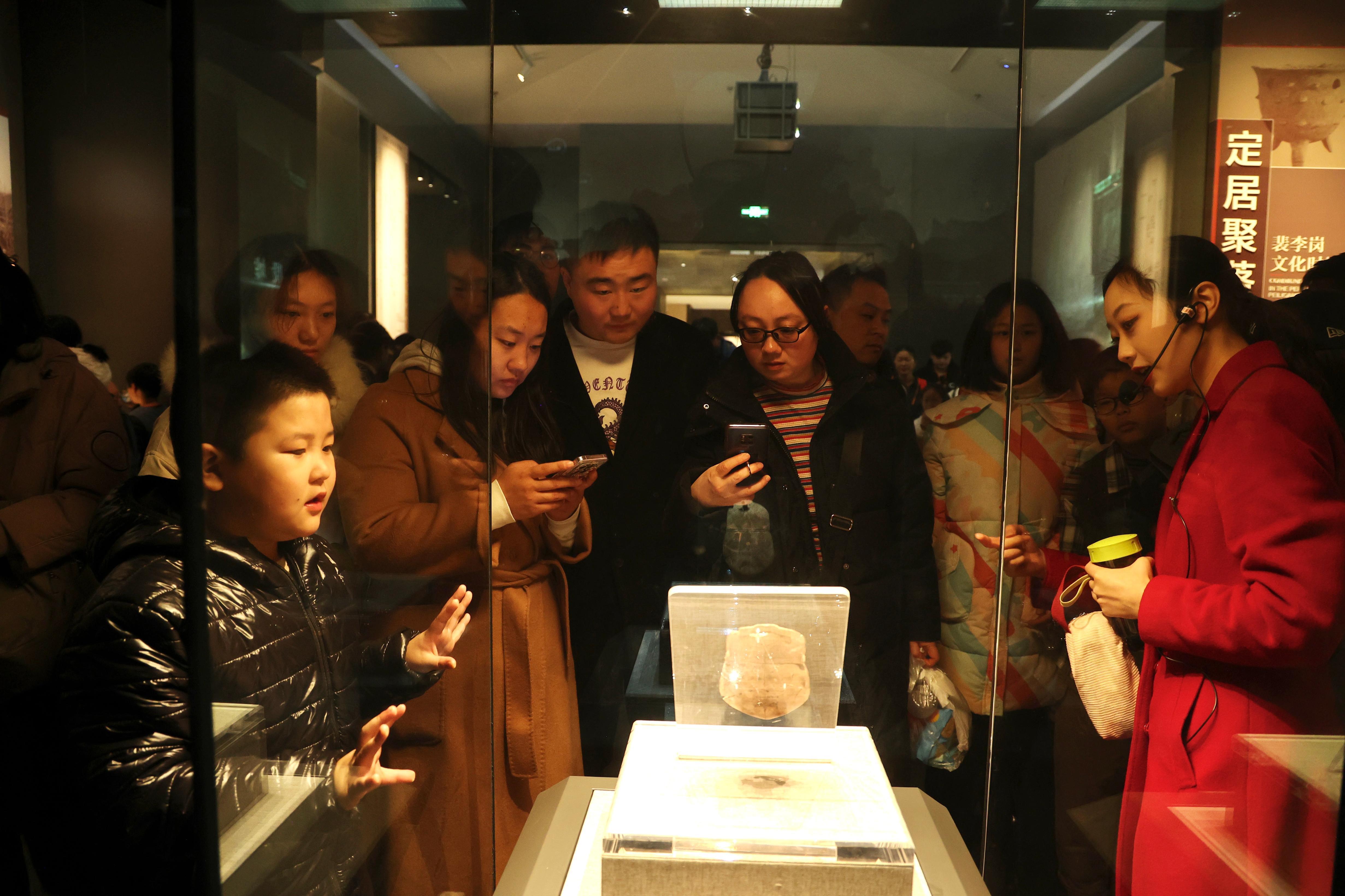 游客在河南博物院内观展。河南博物院供图