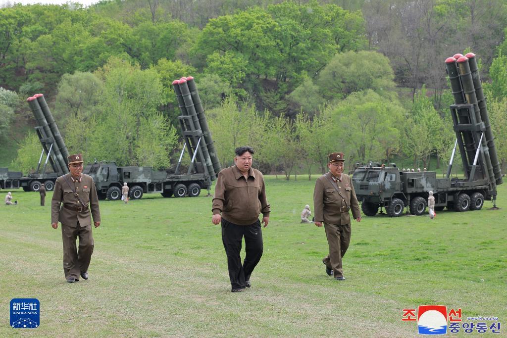 金正恩指导超大型火箭炮兵部队进行核反击模拟演习