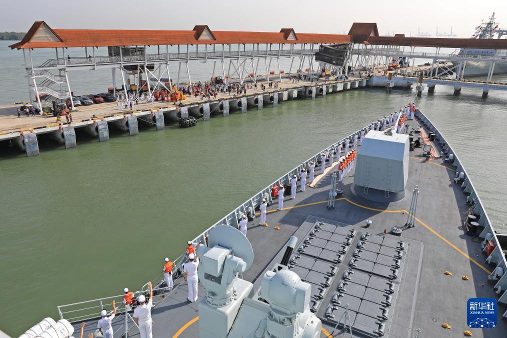 中国海军第45批护航编队技术停靠马来西亚